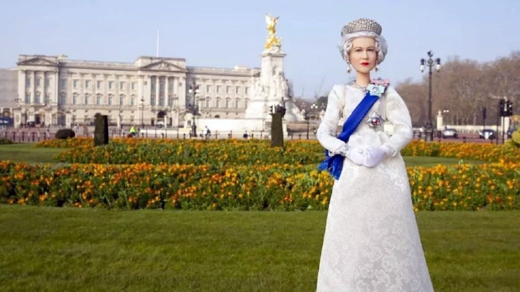 Kraliçe Elizabeth'in Barbie bebeği yapıldı