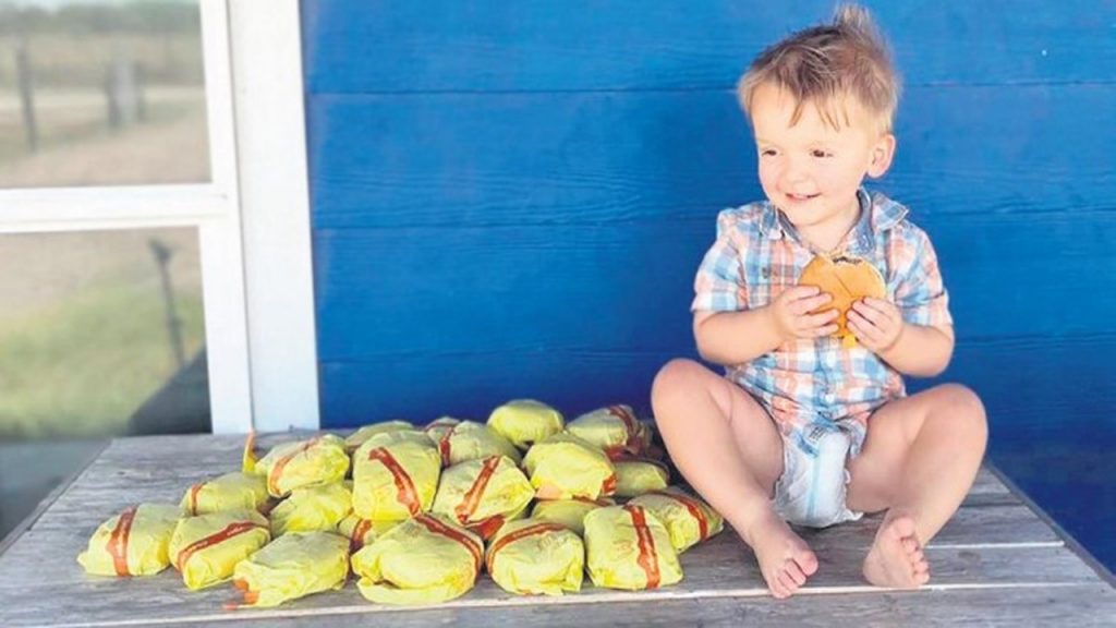 Annesinin telefonuyla 31 burger sipariş etti!