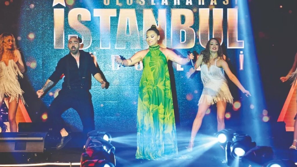Demet Akalın çocuklara el uzattı