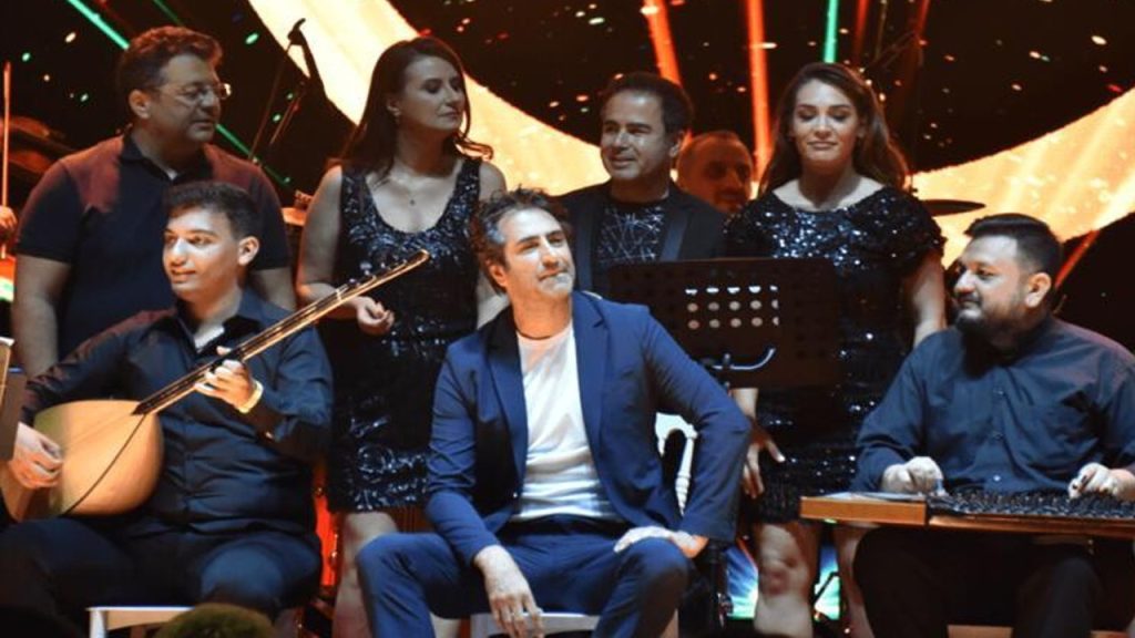 Mahsun Kırmızıgül'den mikrofonsuz konser