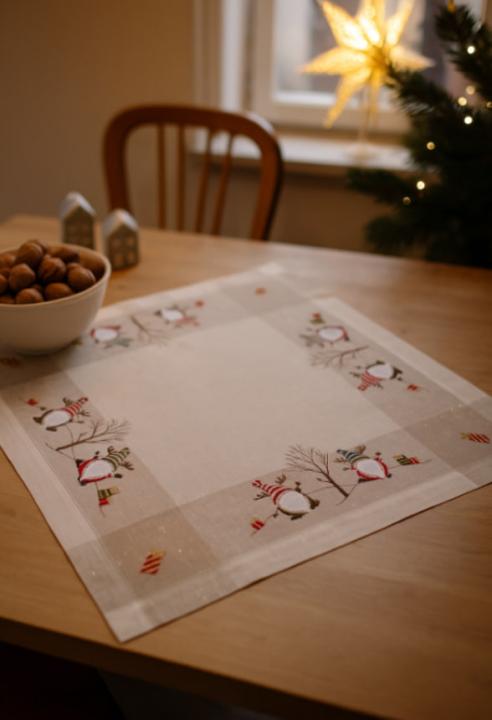 Серветка новорічна (Вишивка на білому гноми, 85х85)