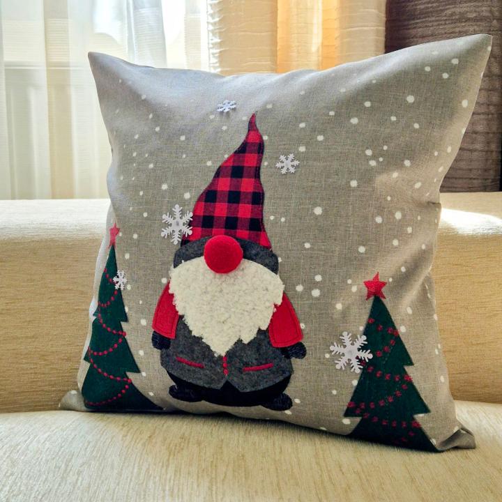 Подушка новорічна (Беж аплікація гном, 40х40)