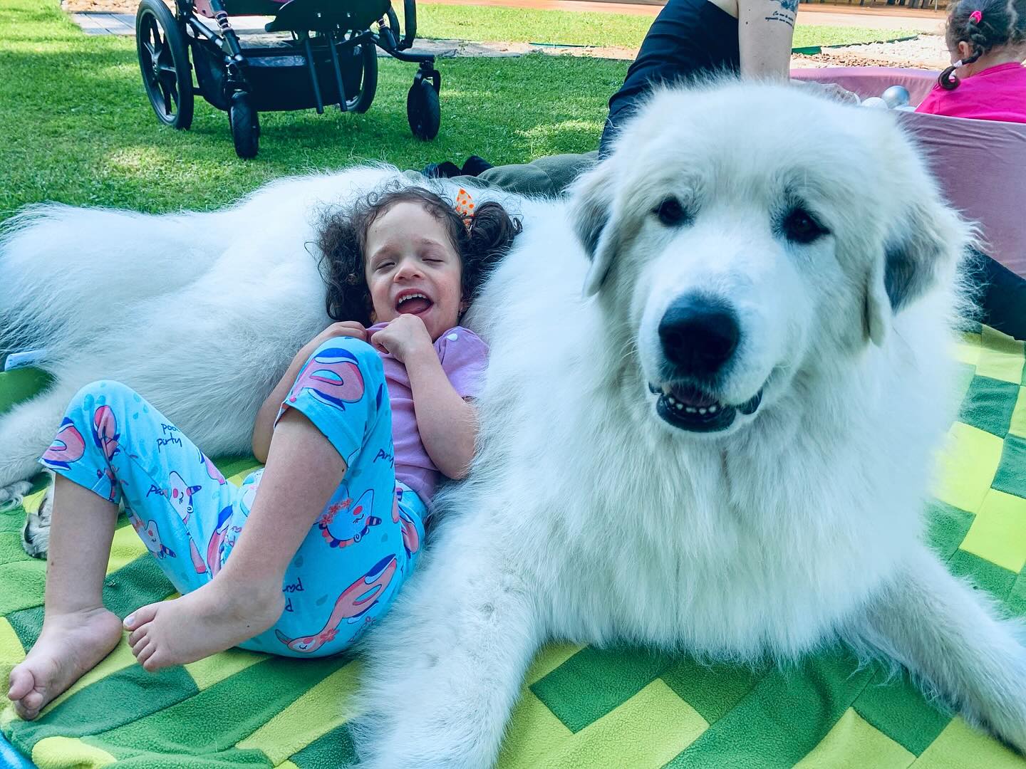 Korálek pro BAZALKU: Spojte krásu šperku s pomocí, která má smysl