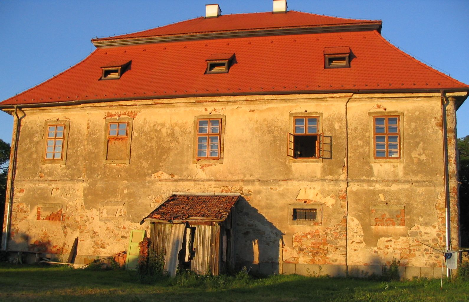 Přispějte na další etapu obnovy barokní fary v Holostřevech