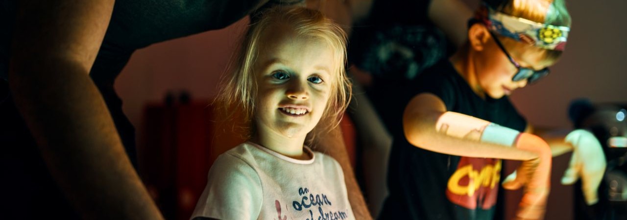 Linda jde do první třídy. Aby to zvládla, potřebuje asistenta – a vaši pomoc