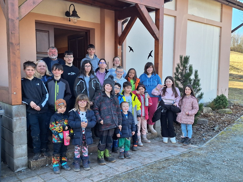 Permanentky na vlek a vstup do bazénu pro 20 dětí v náhradních rodinách