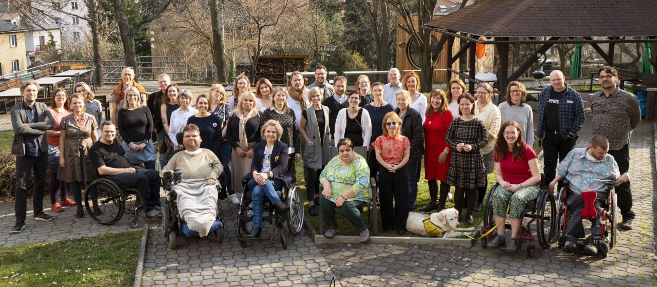Pomáháme lidem s postižením a pečujícím žít důstojný život