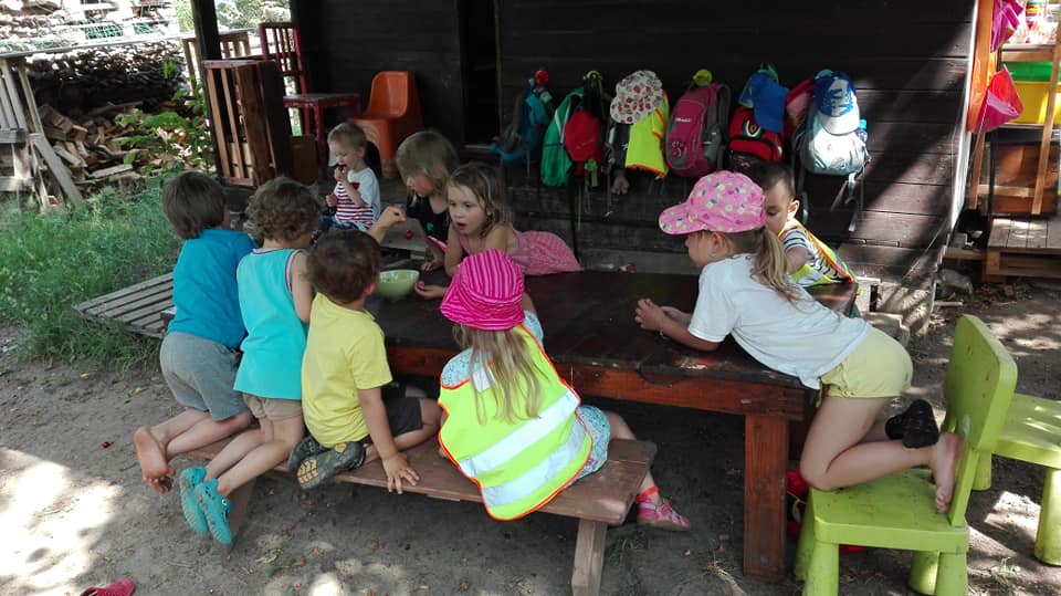 JURTA BEZ PODLAHY NESTOJÍ! JURTA PRO KVÍTKA.