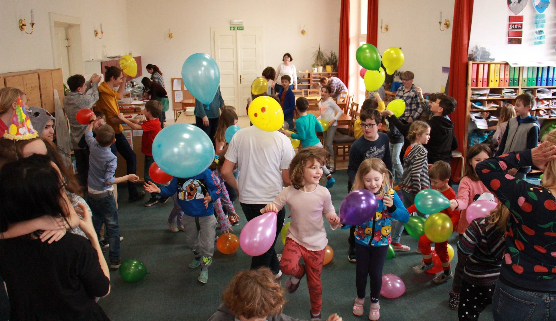 102km na školné dětí učitelů z neúplných rodin