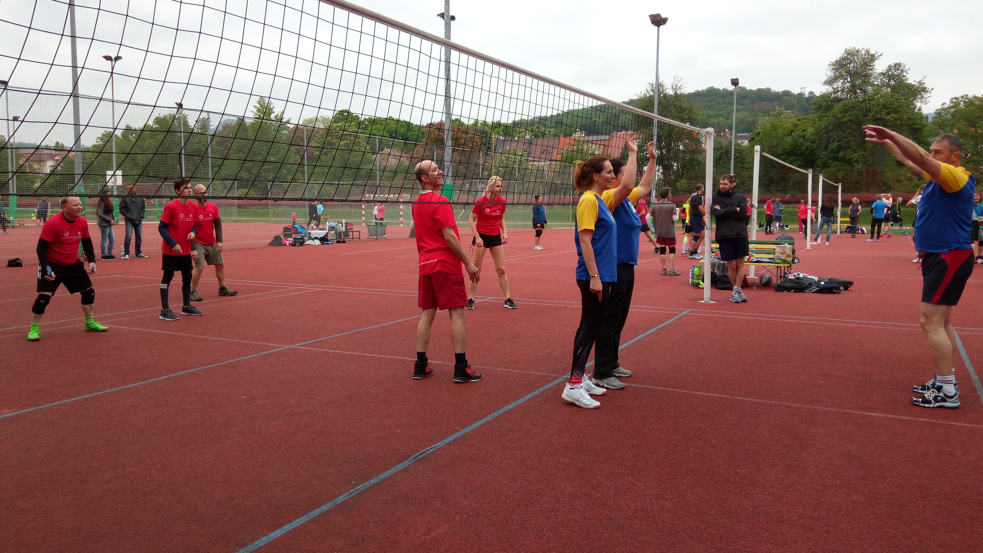 Hrát nemůžeme, ale pomoci ano :)