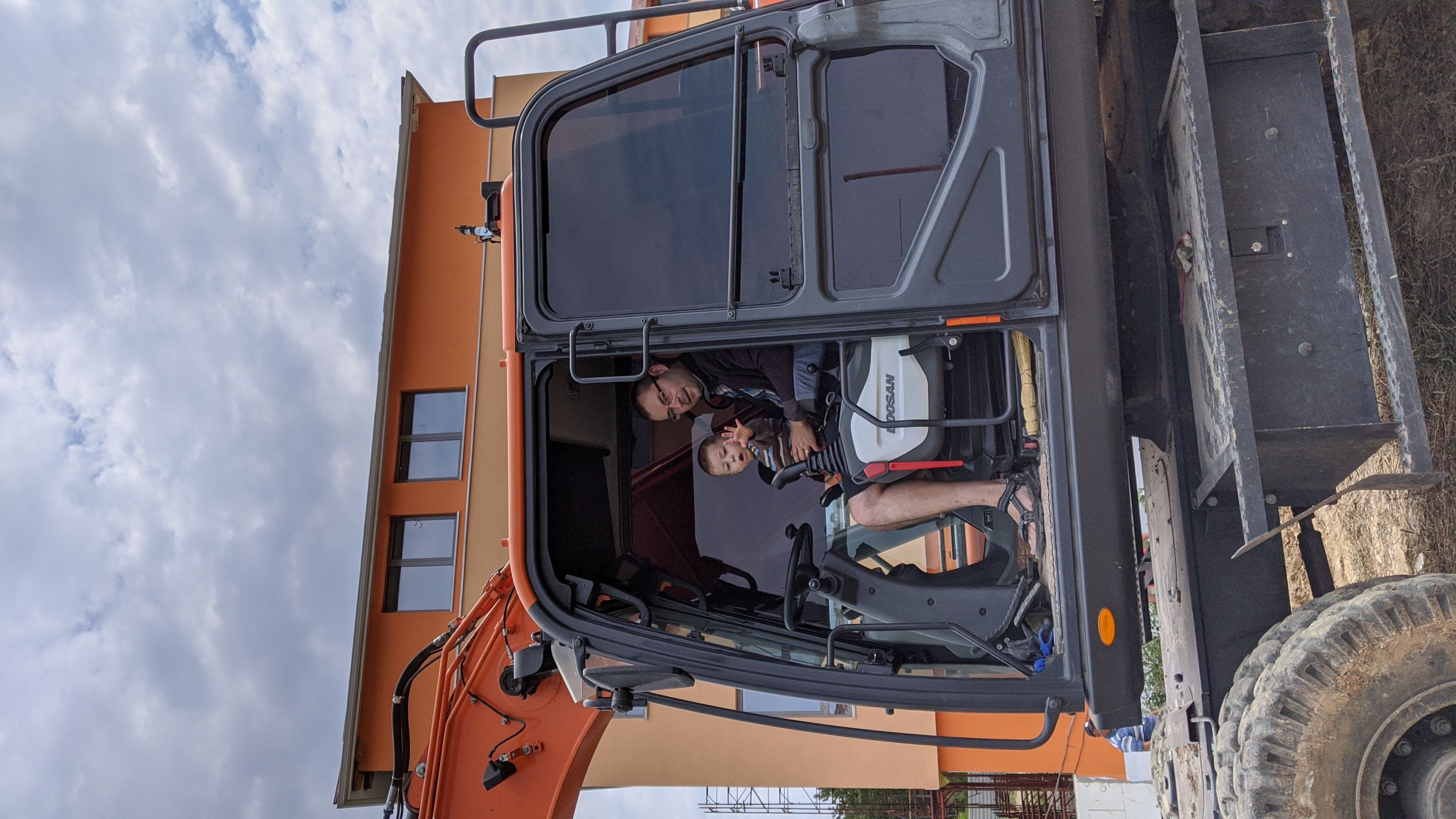 Narozeninová výzva - Postav Hřiště (školu a kostel) - Jeden Kamion k narozeninám