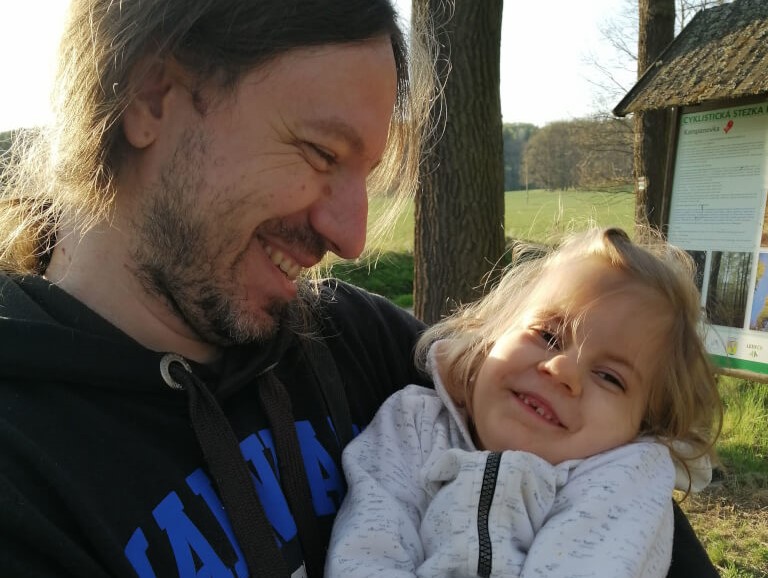 Pomozme šestileté Emičce usnadnit život se vzácným onemocněním