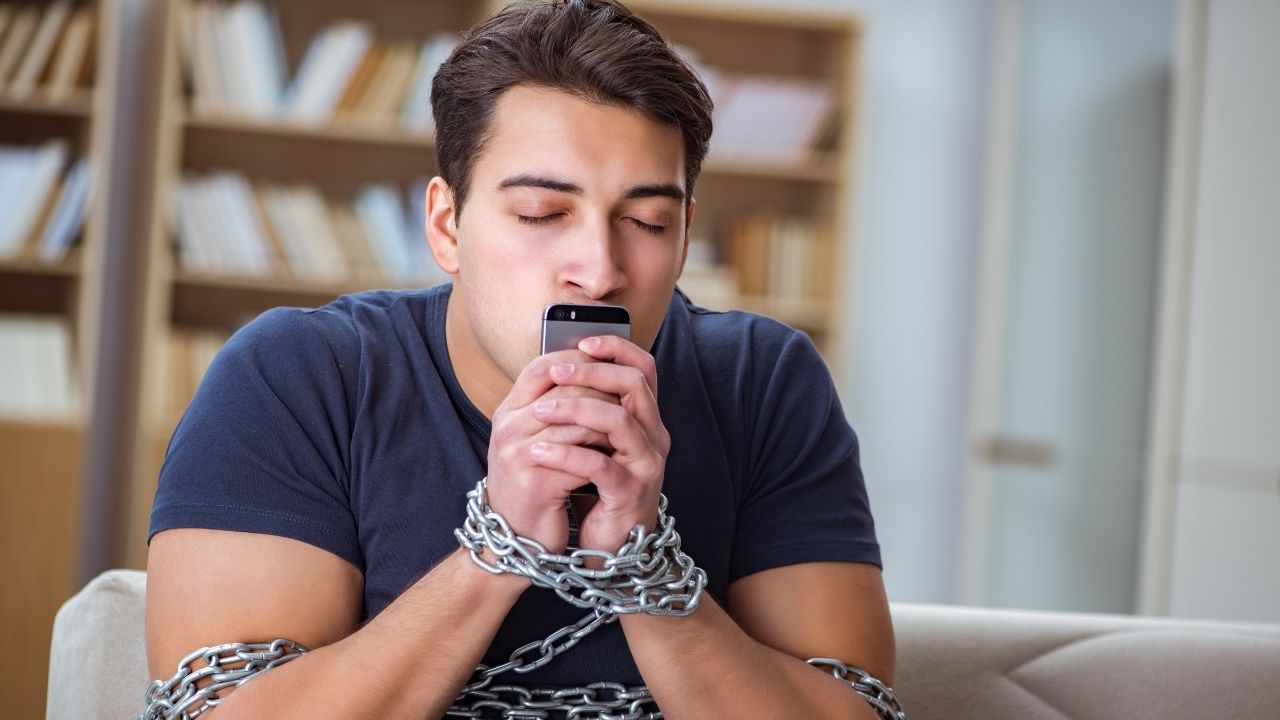 Porno je problém; pomožme ho řešit těm, kteří jsou na něm závislí!