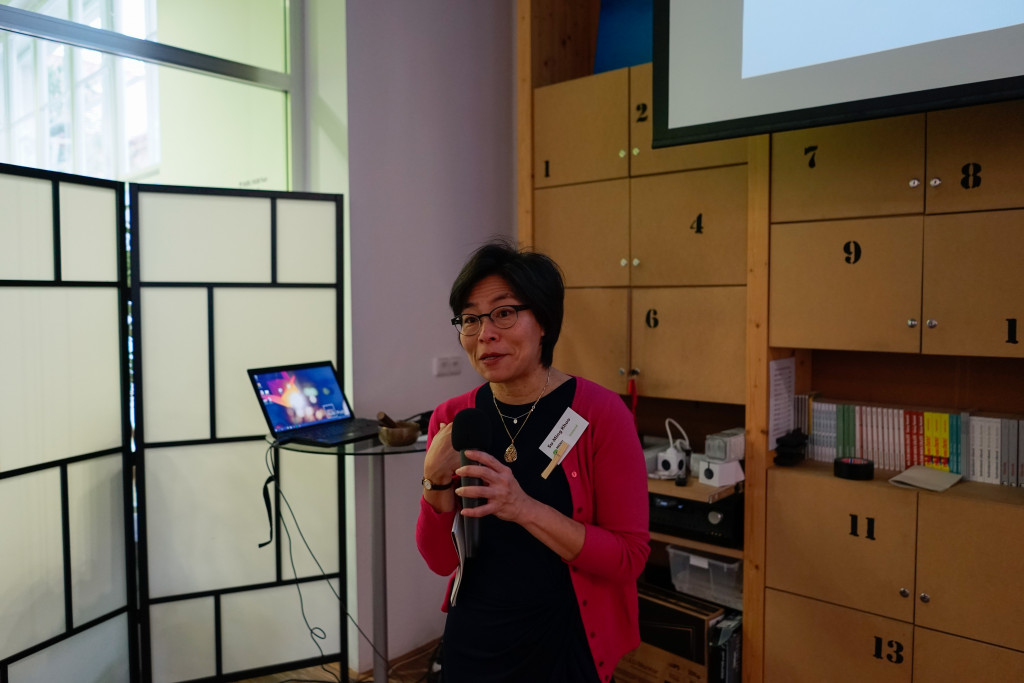 Su-ming Khoo during her lecture.