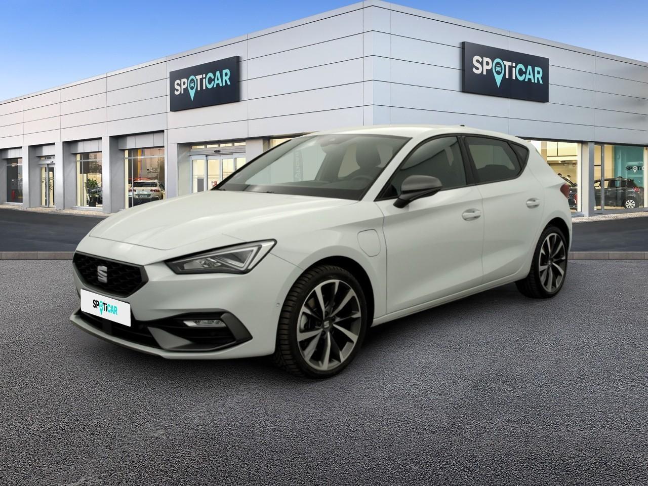 SEAT SEAT LEON Occasion Blanc Essence / Courant électrique 2021