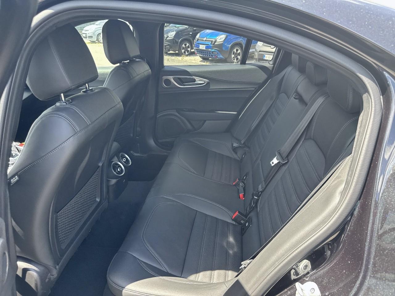 Alfa Romeo Alfa Romeo Giulia usata, con 2 poggiatesta sedili ant. , con reg. in altezza, 3 poggiatesta sedili post. , con reg. in altezza