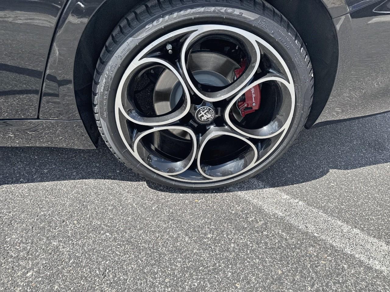 Alfa Romeo Alfa Romeo Giulia usata, con 4 freni a disco con 4 dischi ventilati e pinze verniciate pinze verniciate