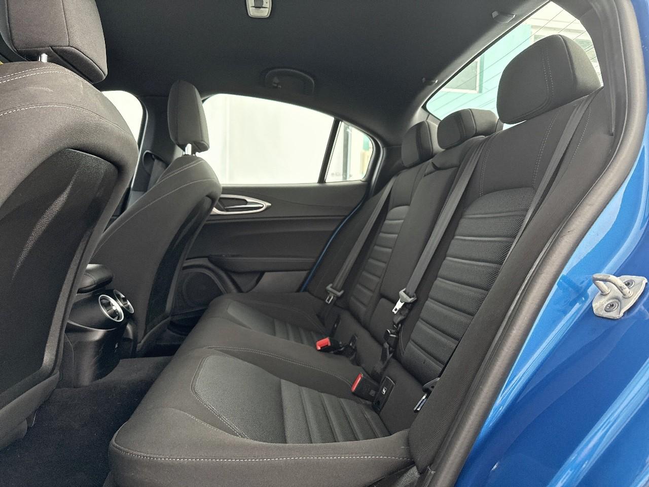 Alfa Romeo Alfa Romeo Giulia usata, con 2 poggiatesta sedili ant. , con reg. in altezza, 3 poggiatesta sedili post. , con reg. in altezza