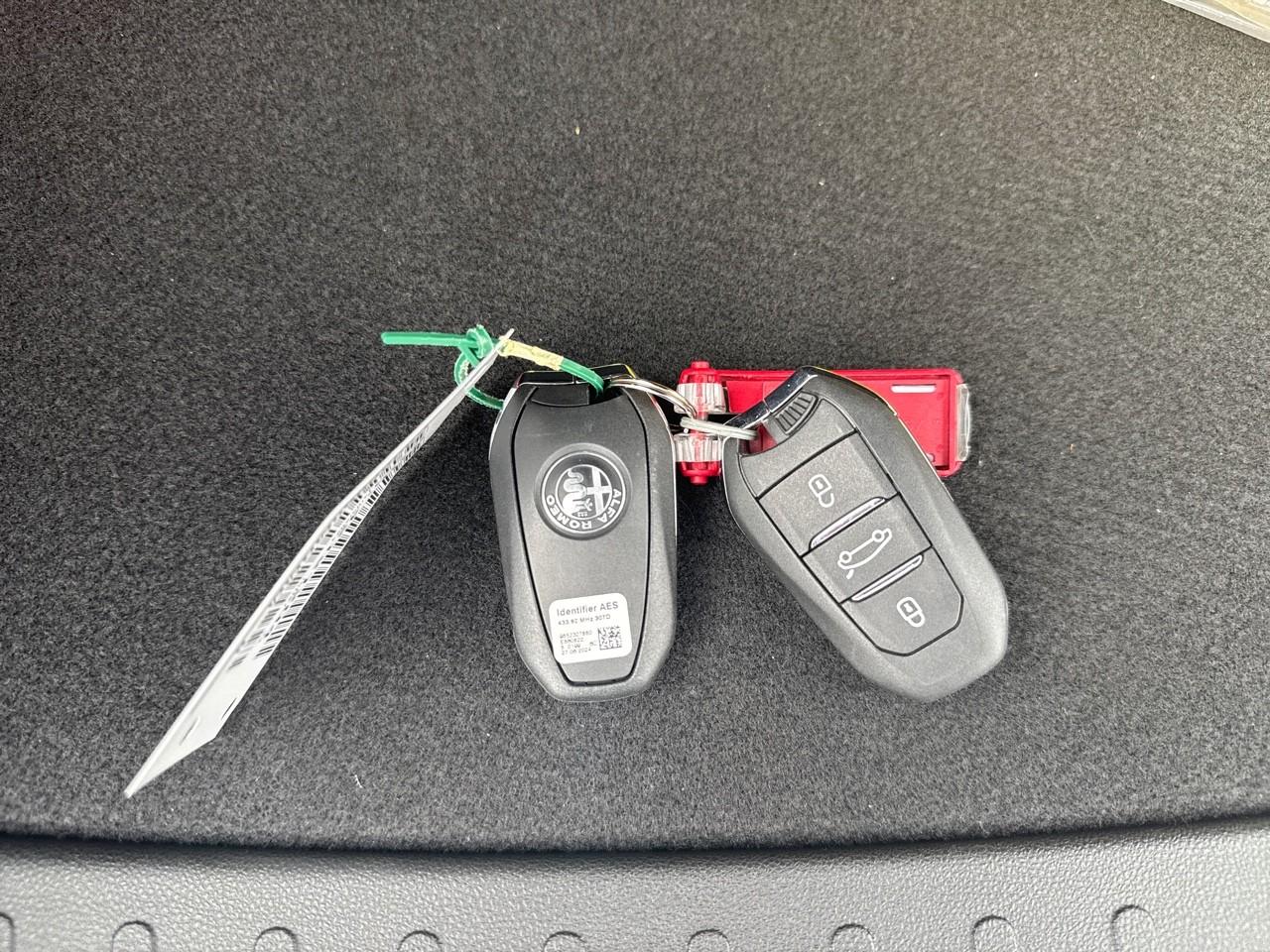 Alfa Romeo Alfa Romeo Junior usata, con aggiornamenti via etere aggiornamenti ota