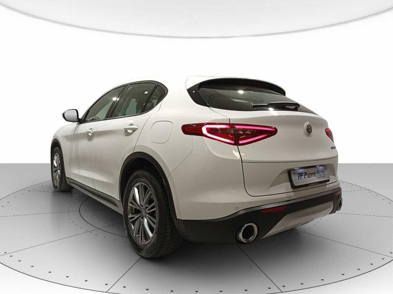 Alfa Romeo Alfa Romeo Stelvio usata, con bracciolo porta oggetti