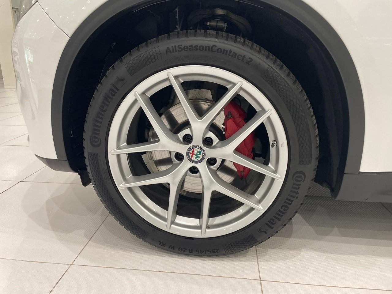 Alfa Romeo Alfa Romeo Stelvio usata, con 7,0 display multifunzionale pannello strumenti 1 e 17,8, 8,8 display multifunzionale plancia 1, rotella e 22,4