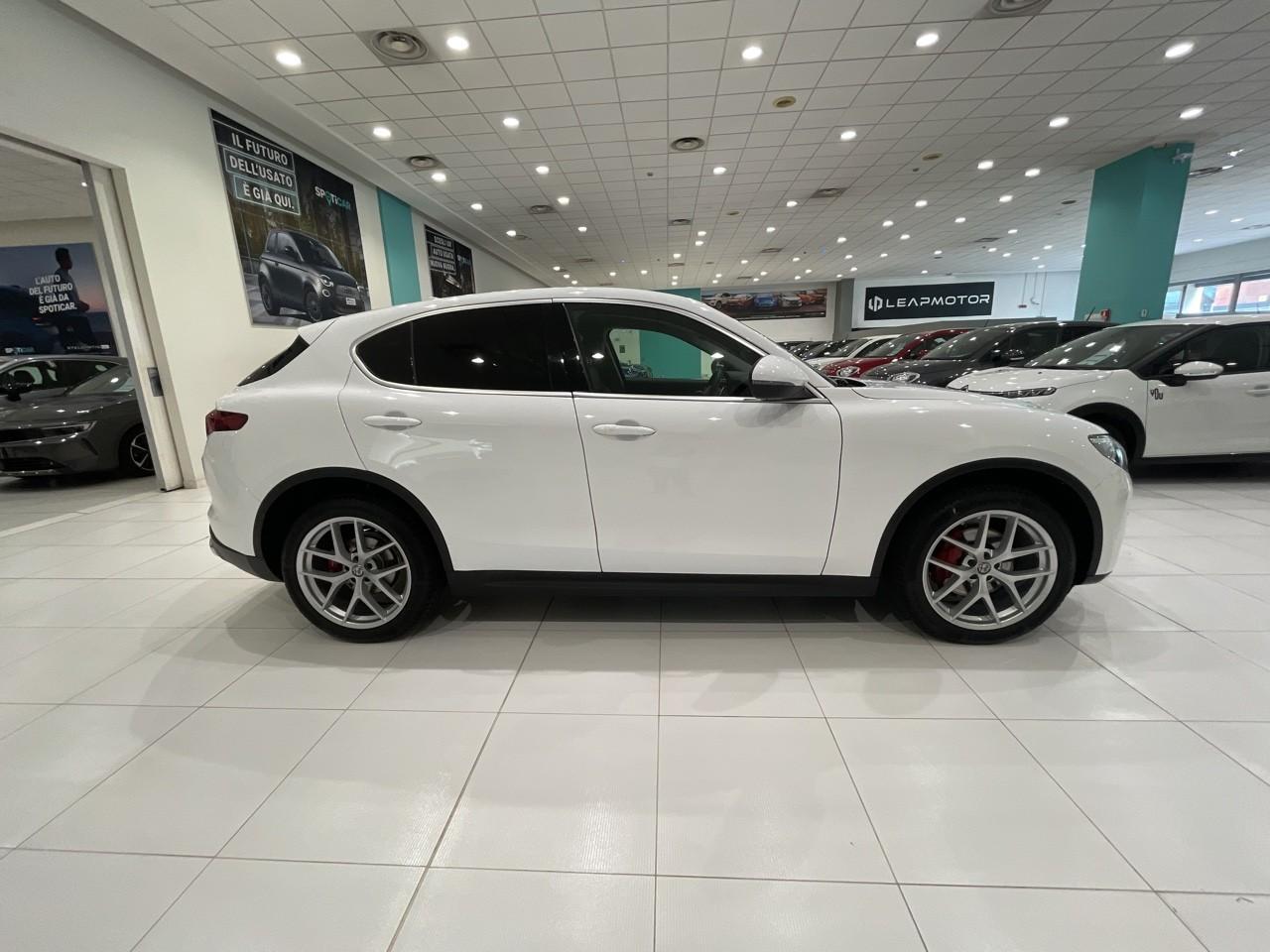 Alfa Romeo Alfa Romeo Stelvio usata, con bracciolo anteriore