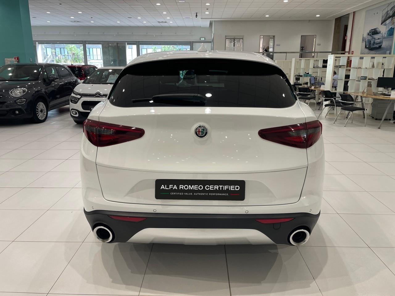 Alfa Romeo Alfa Romeo Stelvio usata, con bracciolo posteriore
