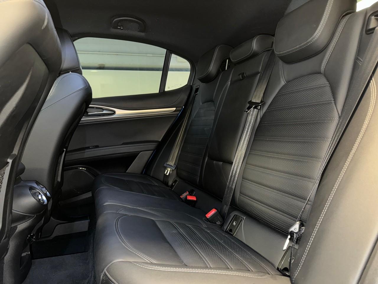 Alfa Romeo Alfa Romeo Stelvio usata, con 2 poggiatesta sedili ant. , con reg. in altezza, 3 poggiatesta sedili post. , con reg. in altezza