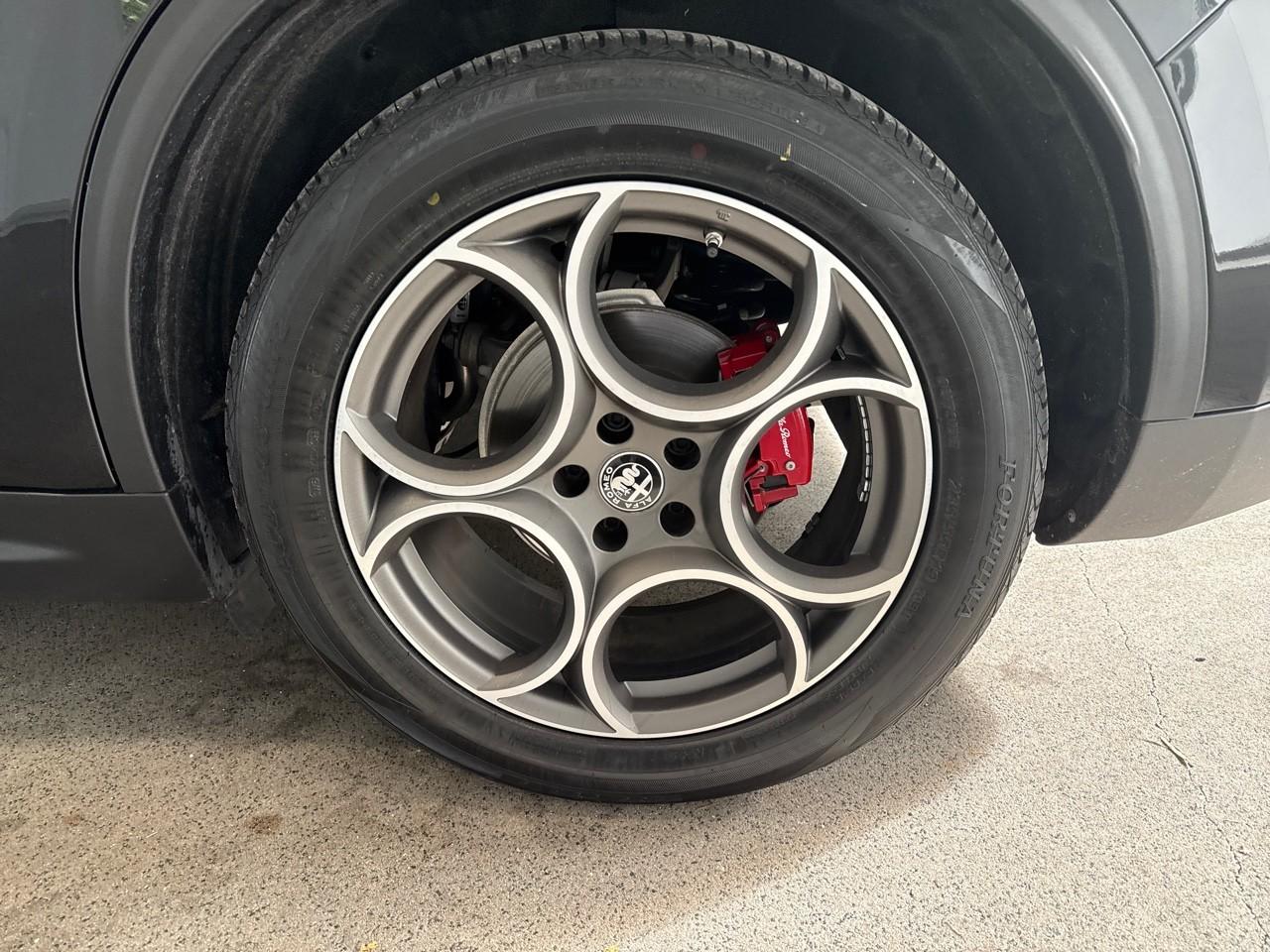 Alfa Romeo Alfa Romeo Stelvio usata, con 7,0 display multifunzionale pannello strumenti 1 e 17,8, 8,8 display multifunzionale touch screen, plancia 1, rotella e 22,4