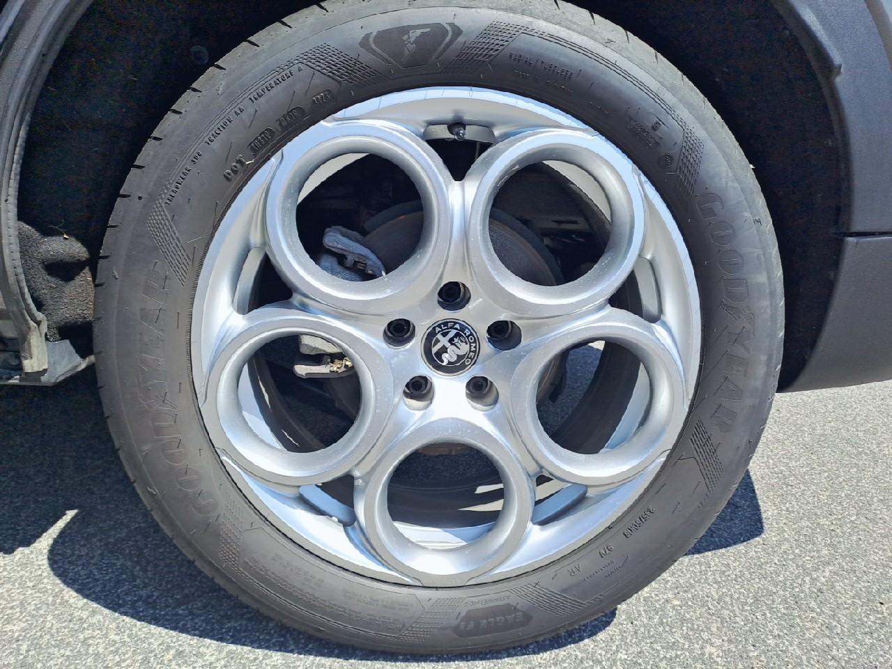 Alfa Romeo Alfa Romeo Tonale usata, con 4 freni a disco con 2 dischi ventilati