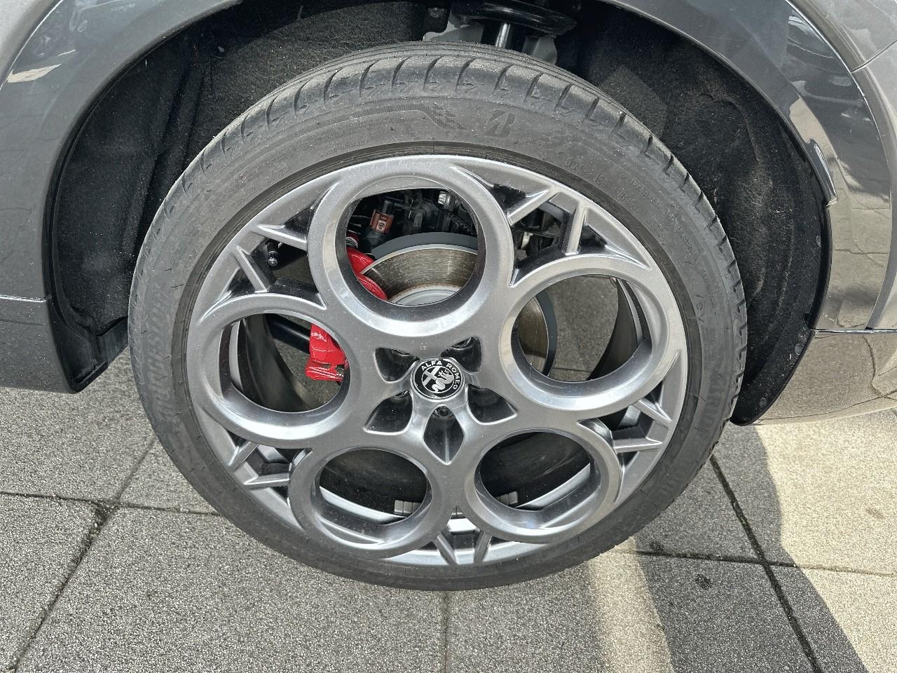 Alfa Romeo Alfa Romeo Tonale usata, con 4 freni a disco con 2 dischi ventilati e pinze verniciate pinze verniciate