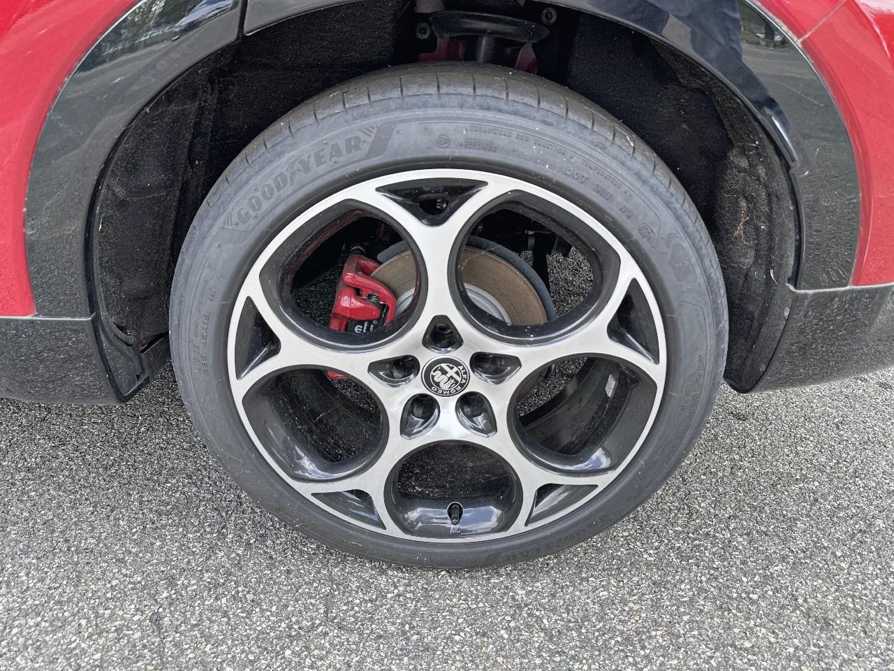 Alfa Romeo Alfa Romeo Tonale usata, con 4 freni a disco con 2 dischi ventilati e pinze verniciate pinze verniciate