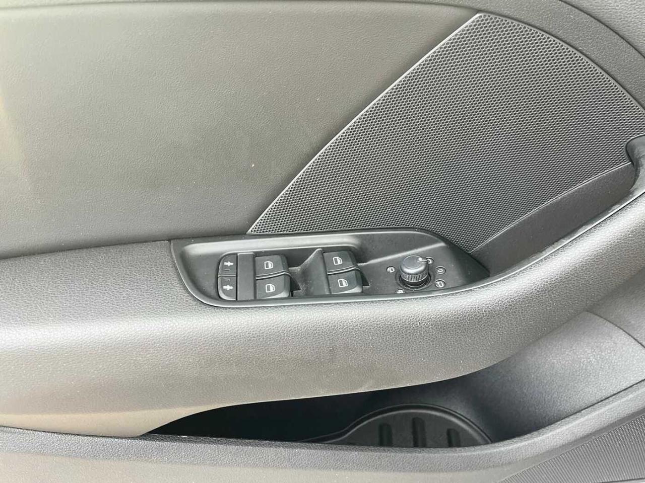 Audi Audi A3 usata, con accendisigari e posacenere nella consolle centrale