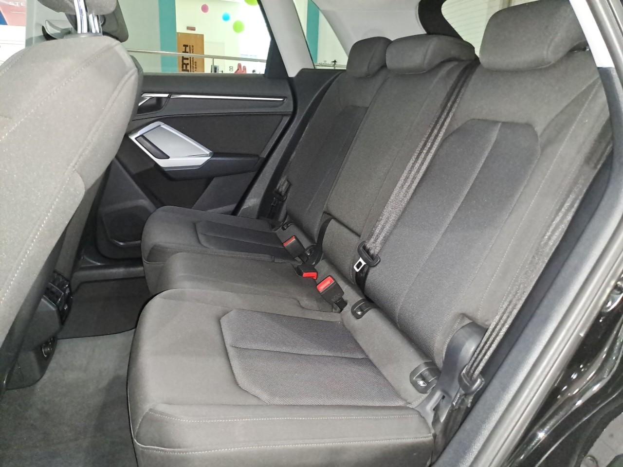 Audi Audi Q3 usata, con 2 poggiatesta sedili ant. , con reg. in altezza, 3 poggiatesta sedili post. , con reg. in altezza