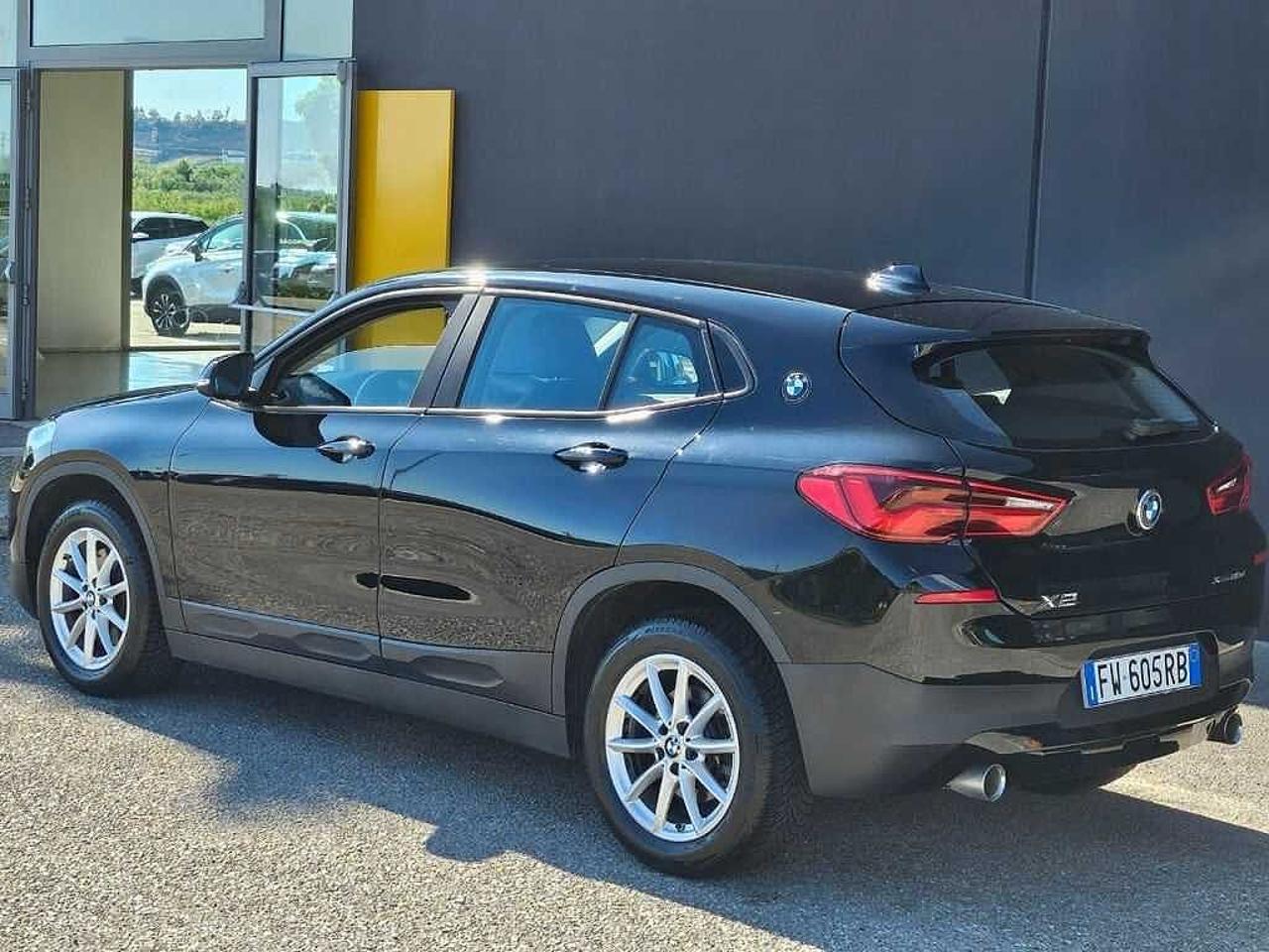 BMW Bmw X2 usata, con badge con nome modello sul portellone posteriore a sinistra