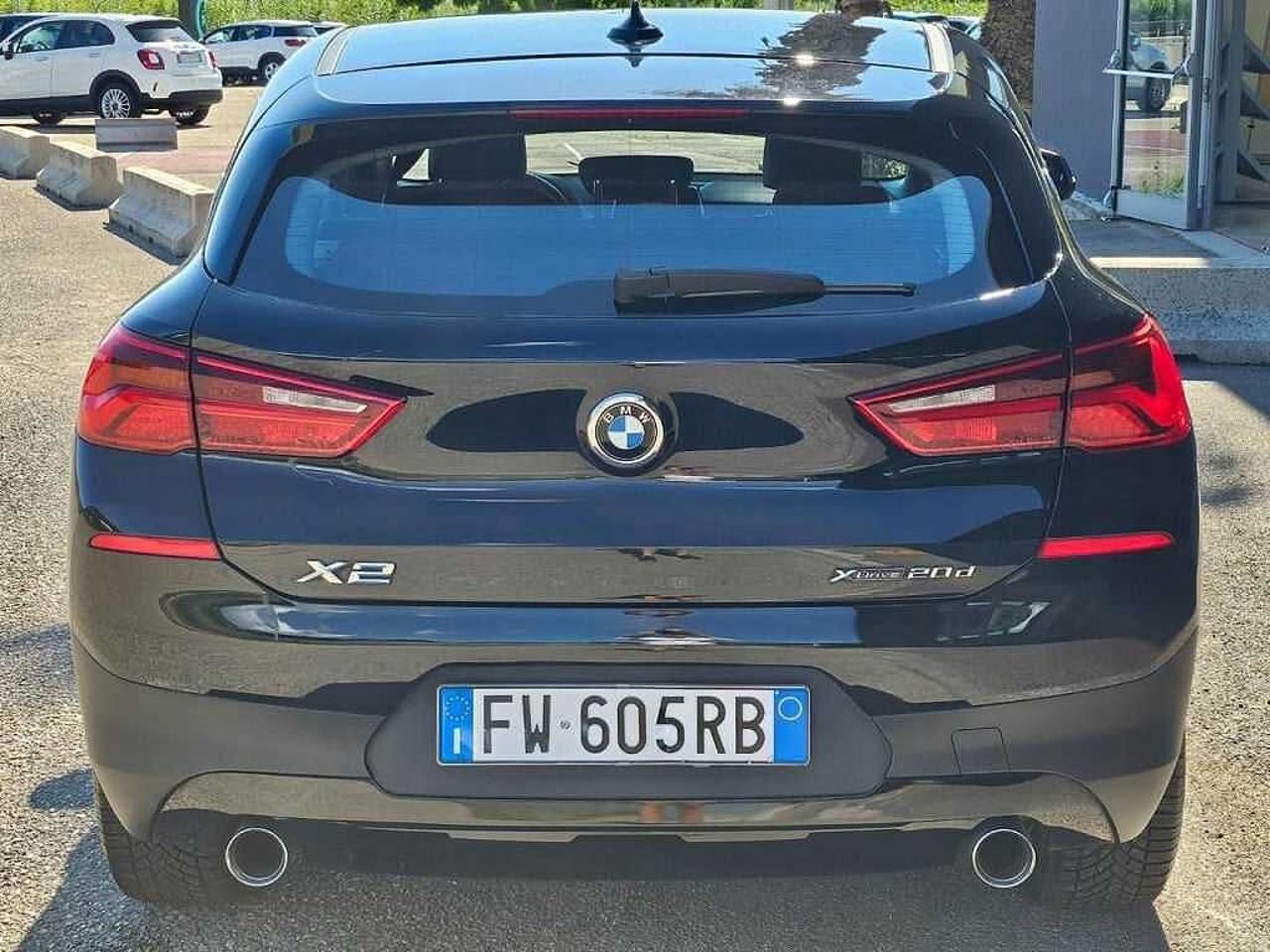 BMW Bmw X2 usata, con badge posizionato su cofano anteriore e montante c, a sn/dx