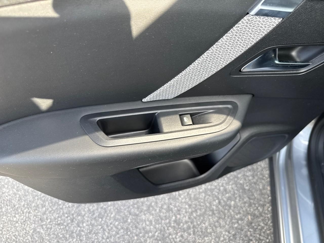 Citroën Citroën C4 usata, con attivazione vocale include sistema audio, include comandi telefono, include comandi sistema navigazione e include comandi climatizzatore