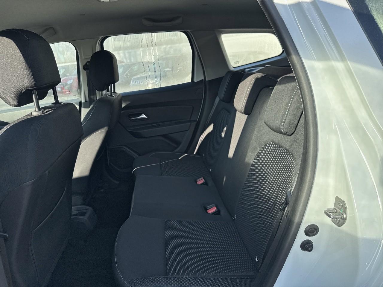Dacia Dacia Duster usata, con 2 poggiatesta sedili ant. , con reg. in altezza, 3 poggiatesta sedili post.
