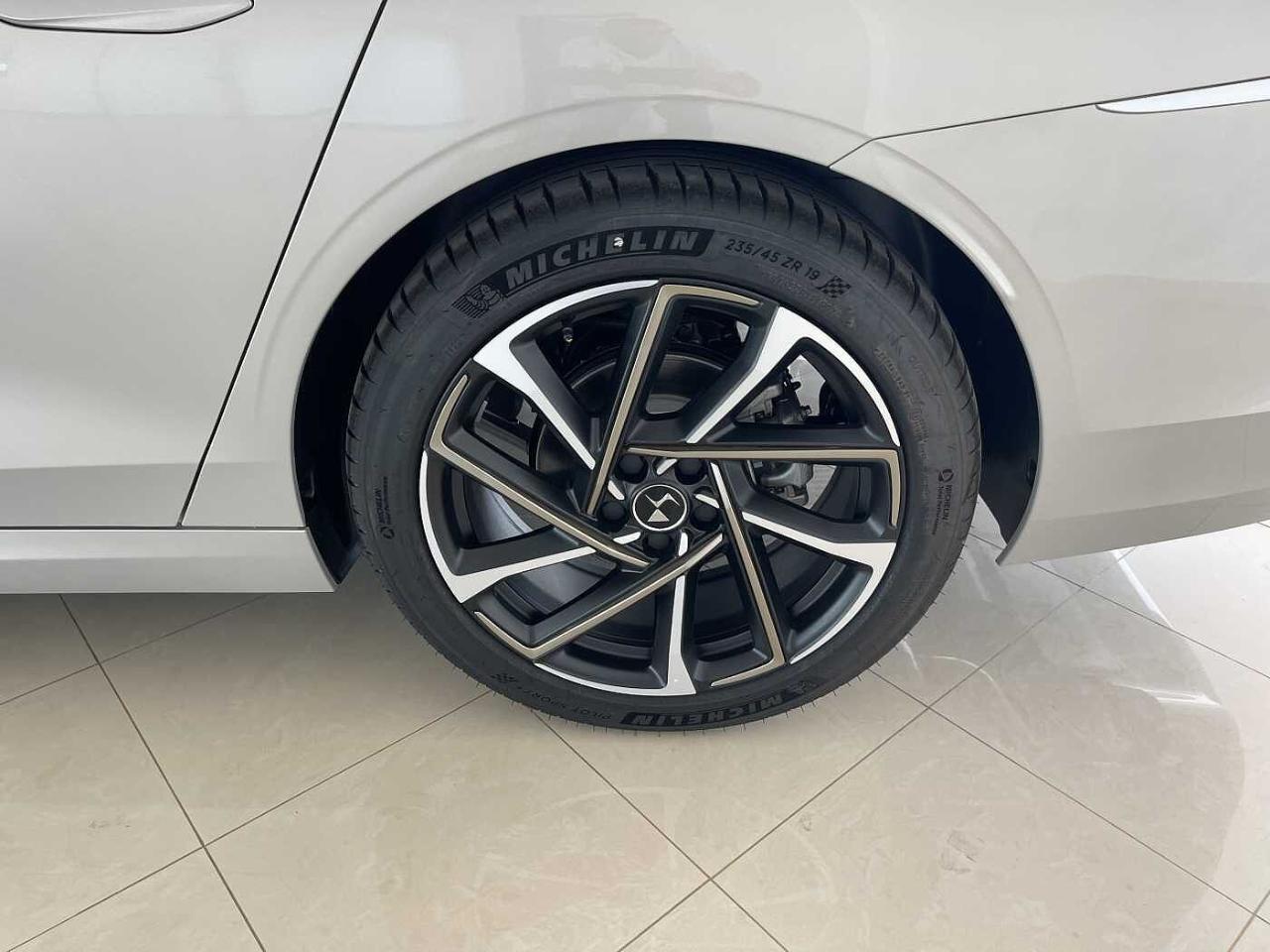 DS DS DS 9 usata, con bracciolo porta oggetti