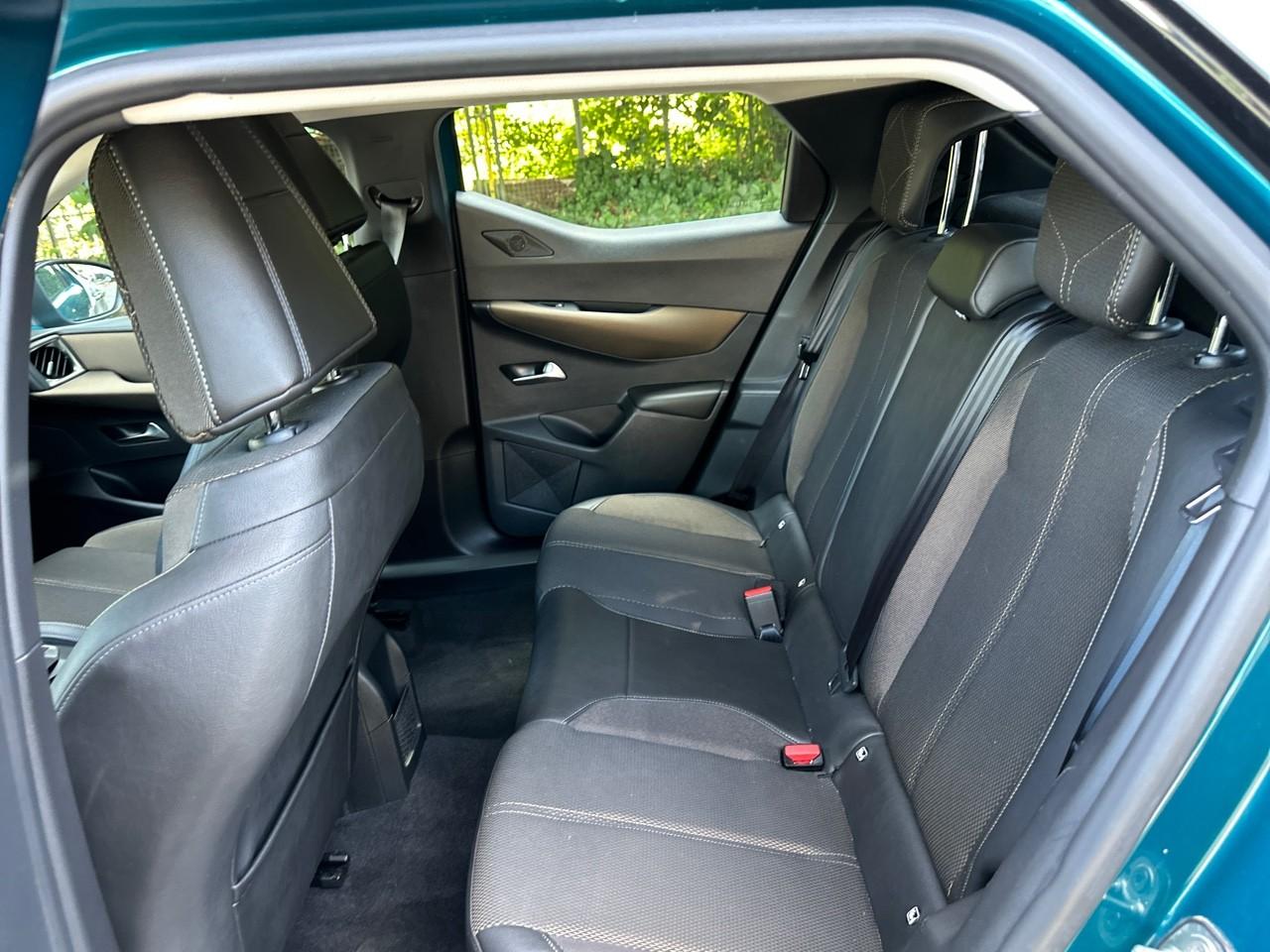 DS DS DS 3 Crossback usata, con 2 poggiatesta sedili ant. , con reg. in altezza, 3 poggiatesta sedili post. , con reg. in altezza