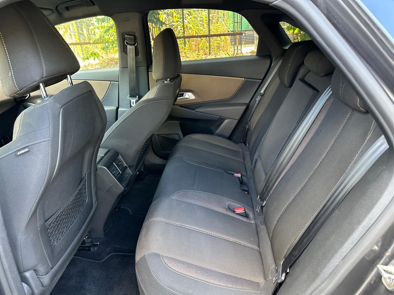 DS DS DS 7 Crossback usata, con 2 poggiatesta sedili ant. , con reg. in altezza, 3 poggiatesta sedili post. , con reg. in altezza