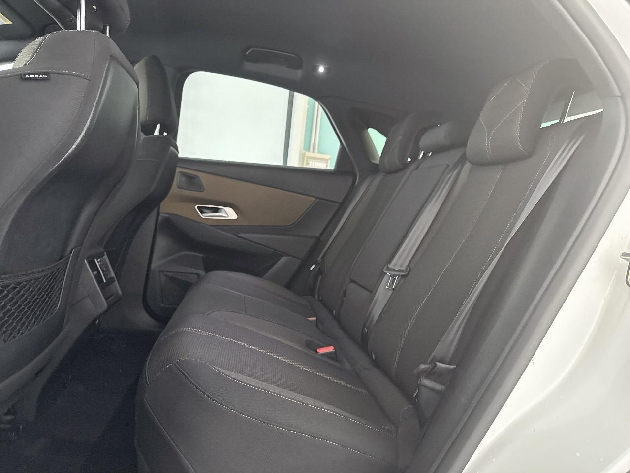 DS DS DS 7 Crossback usata, con 2 poggiatesta sedili ant. , con reg. in altezza, 3 poggiatesta sedili post. , con reg. in altezza