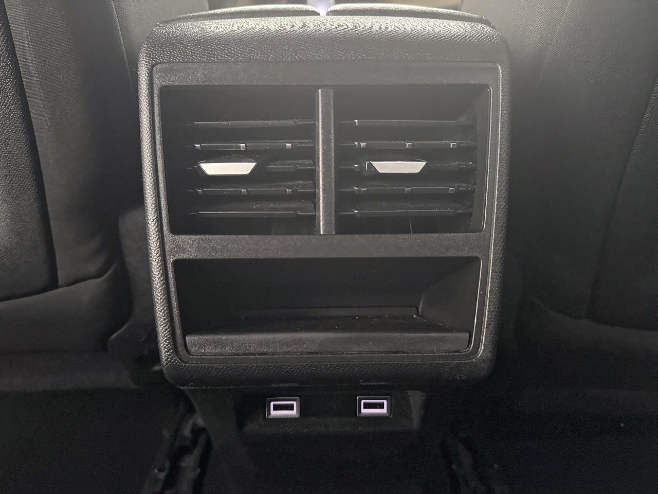 DS DS DS 7 Crossback usata, con attivazione vocale include sistema audio, include comandi telefono e include comandi sistema navigazione