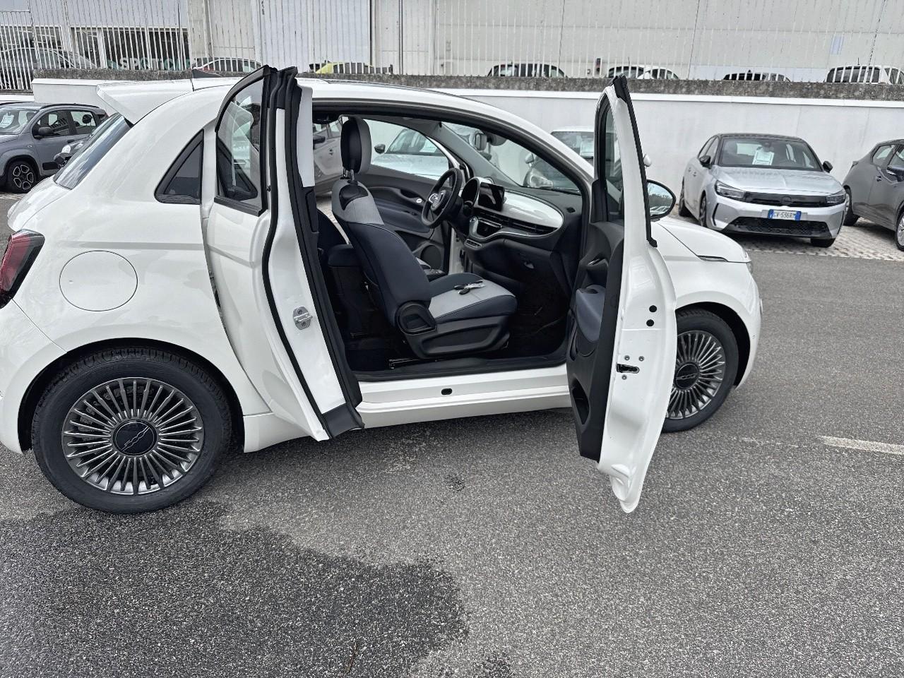 Fiat Fiat 500 usata, con Aria condizionata controllata a distanza via telefono, include timer, include riscaldamento e include raffreddamento