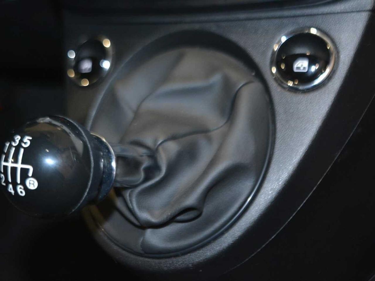 Fiat Fiat 500 usata, con interno tessuto nero con monogramma fiat - ambiente nero