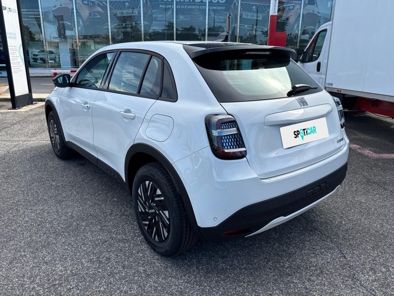 Fiat Fiat 600 usata, con cinture sicurezza post. conducente con pretensionatori, cinture sicurezza post. passeggero con pretensionatori, cinture sicurezza post. centrale a 3 punti