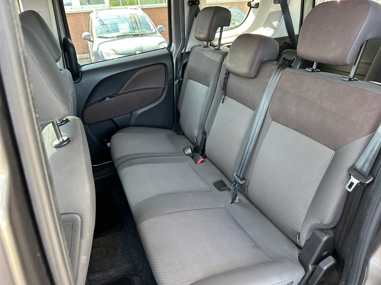 Fiat Fiat Doblo usata, con 2 poggiatesta sedili ant. , con reg. in altezza, 3 poggiatesta sedili post. , con reg. in altezza