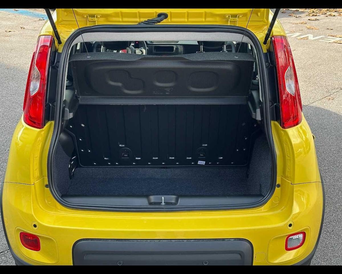 Fiat Fiat Panda usata, con cerchi in lamiera estetica da 15" catenabili con pneum. 175/65 r15)