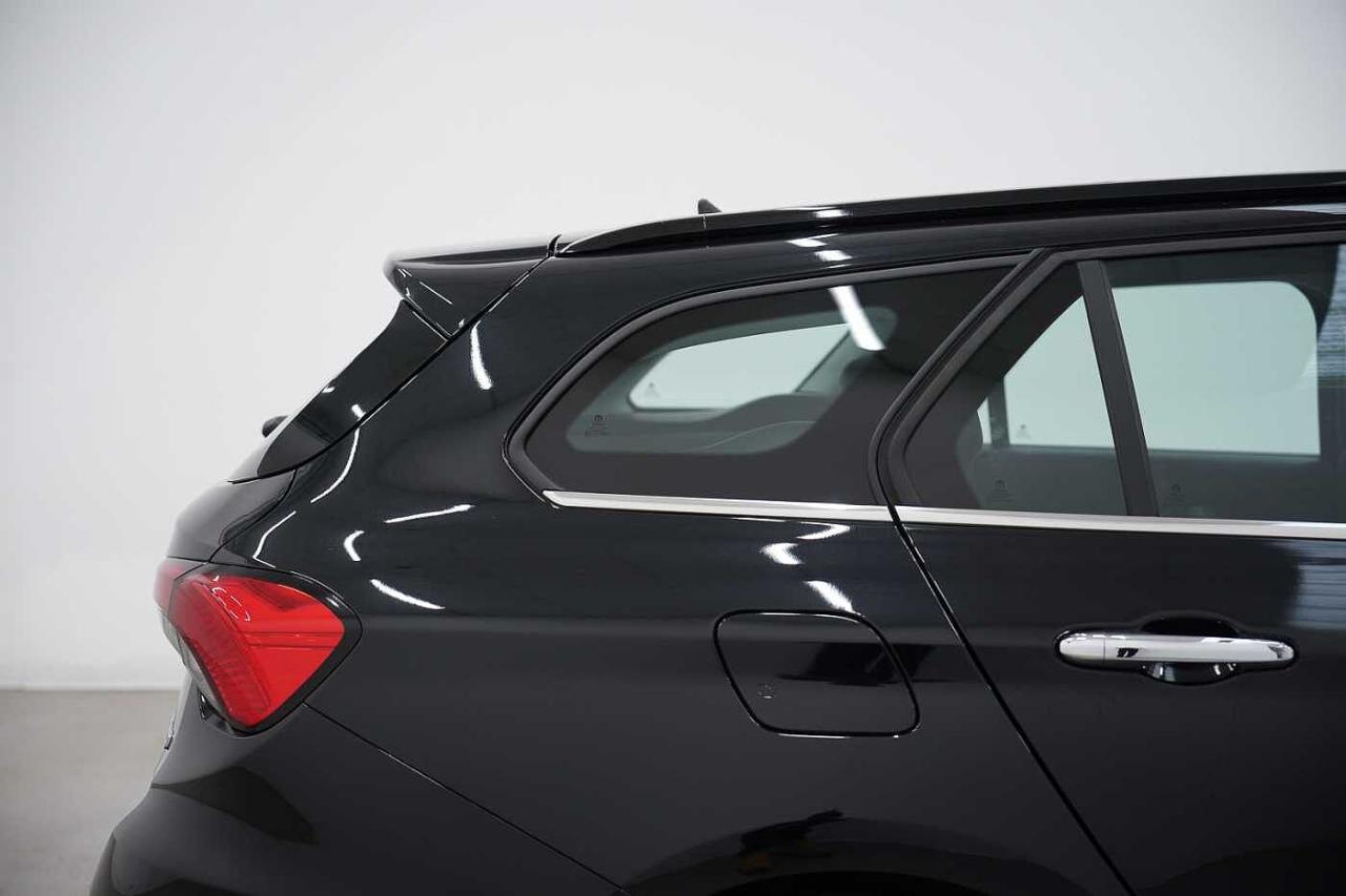 Fiat Fiat Tipo usata, con dettagli cromati linea finestrini e calandra