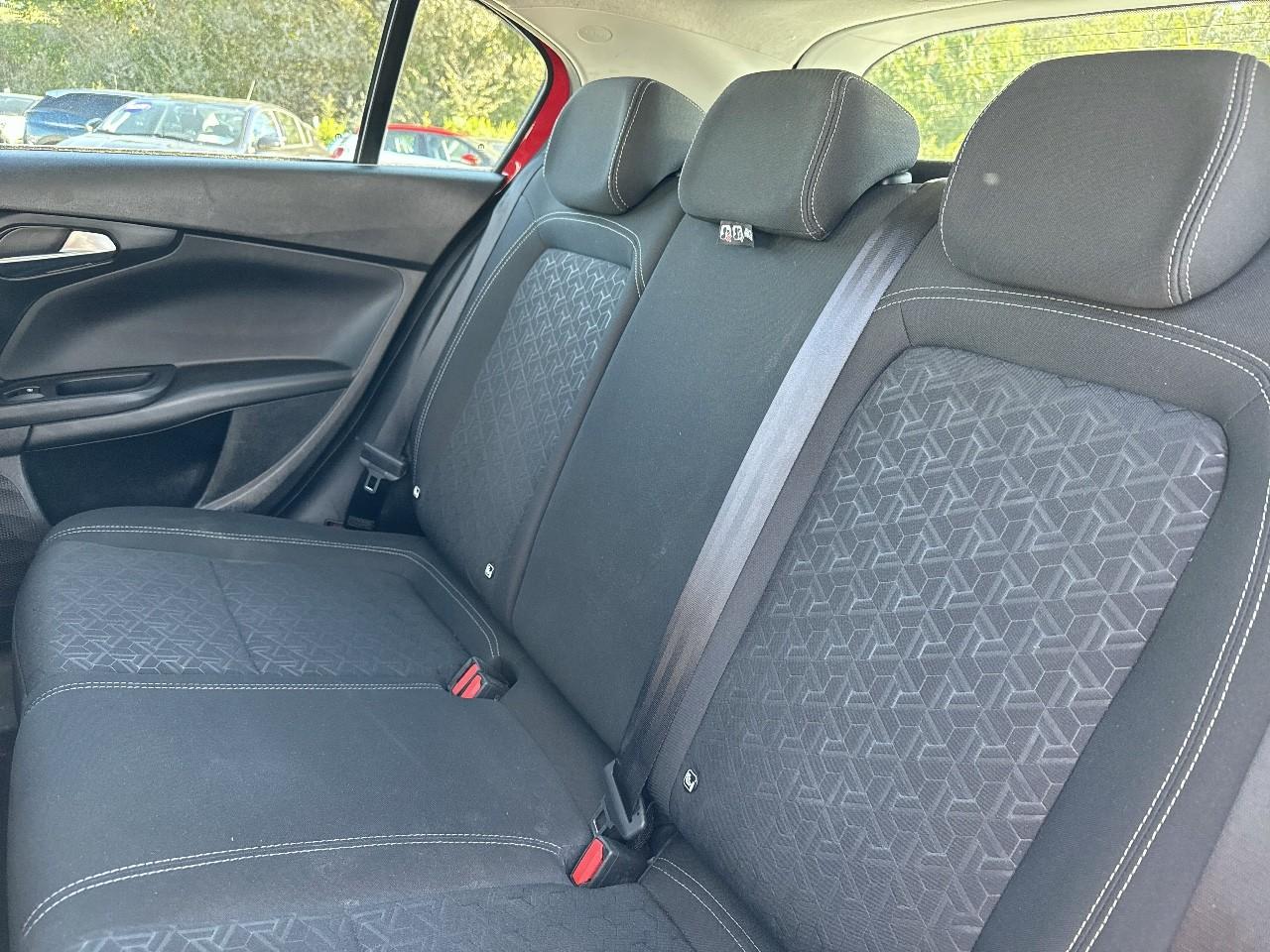 Fiat Fiat Tipo usata, con 2 poggiatesta sedili ant. , con reg. in altezza, 3 poggiatesta sedili post. , con reg. in altezza